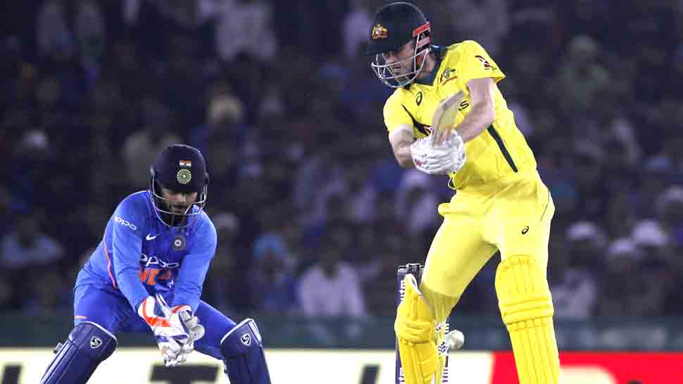 26 साल के एश्टन टर्नर ने अपने दूसरे वनडे में ही अर्धशतक बनाया. वे मैन ऑफ द मैच चुने गए. (फोटो: IANS) 26 साल के एश्टन टर्नर ने अपने दूसरे वनडे में ही अर्धशतक बनाया. वे मैन ऑफ द मैच चुने गए. (फोटो: IANS)