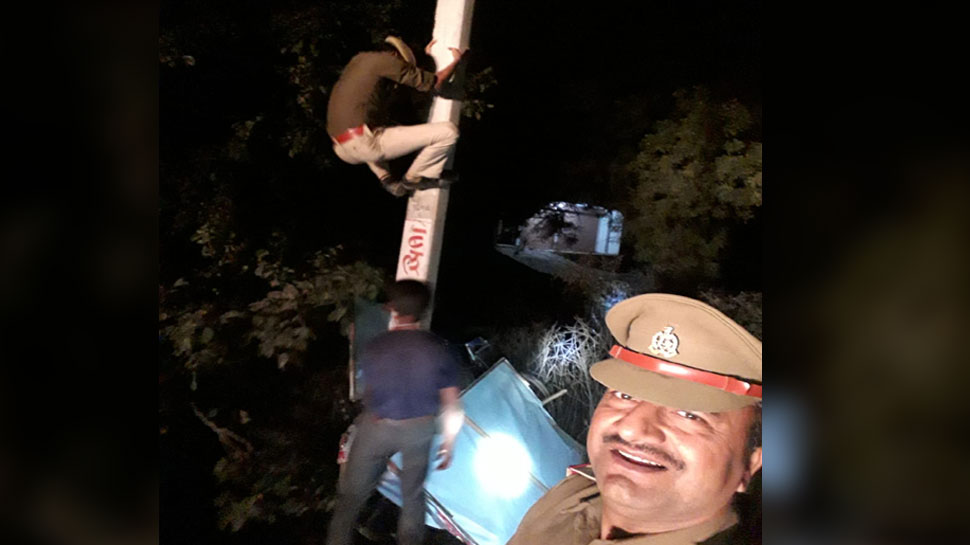सिपाही को पोल पर चढ़ाकर होर्डिंग उतारने का दिया आदेश, इधर दरोगा लेने लगा सेल्फी सिपाही को पोल पर चढ़ाकर होर्डिंग उतारने का दिया आदेश, इधर दरोगा लेने लगा सेल्फी