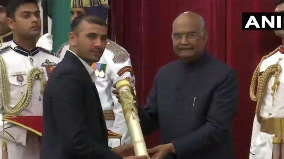 पद्मश्री से नवाजे गए कबड्डी खिलाड़ी अजय ठाकुर President Ram Nath Kovind confers Padma Shri award upon Kabaddi team's captain Ajay Thakur