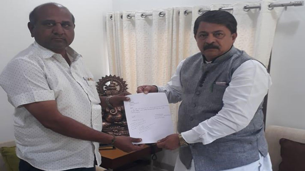 गुजरात: कांग्रेस से एक और विधायक का इस्तीफा, पिछले चार दिन में 3 विधायकों ने छोड़ी पार्टी गुजरात: कांग्रेस से एक और विधायक का इस्तीफा, पिछले चार दिन में 3 विधायकों ने छोड़ी पार्टी