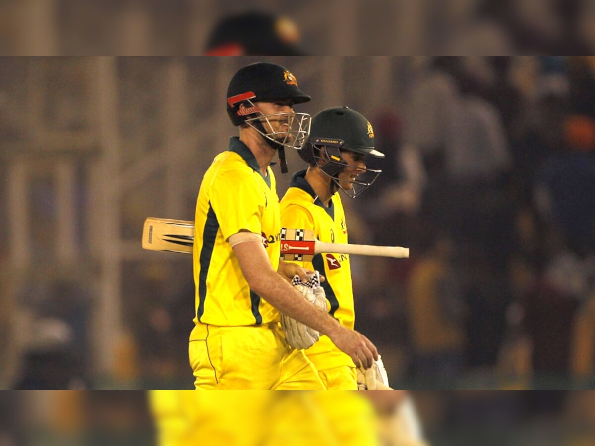 ऑस्ट्रेलिया को चौथे वनडे में जीत दिलाने के बाद पवेलियन लौटते एश्टन टर्नर और जायरिचर्डसन. (फोटो: IANS) 