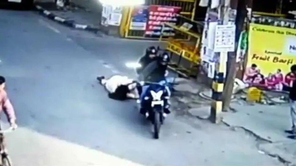 दिल्लीः रास्ते में फोन पर बात कर रही थी महिला, तभी बाइक सवार आए और...