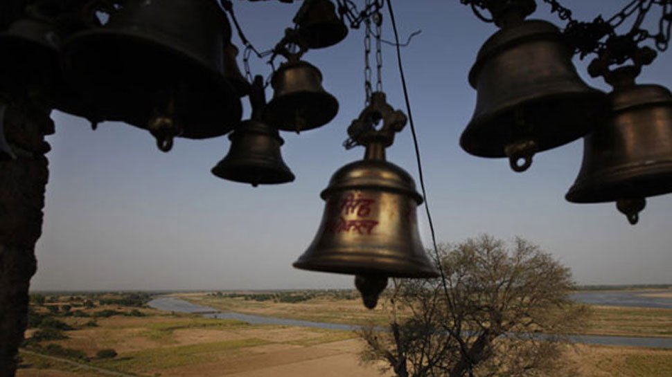 पीलीभीतः अराजक तत्वों ने शिव मंदिर के अंदर घुसकर तोड़ी मूर्तियां, लोगों ने कहा... पीलीभीतः अराजक तत्वों ने शिव मंदिर के अंदर घुसकर तोड़ी मूर्तियां, लोगों ने कहा...