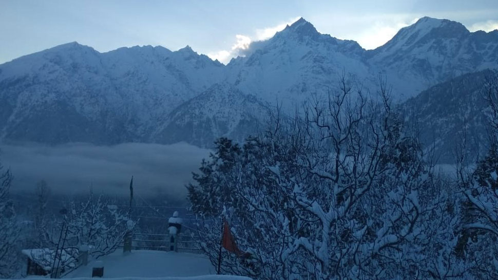 मनाली में बर्फबारी, सैलानी खुश snowfall in Himachal Pradesh-6