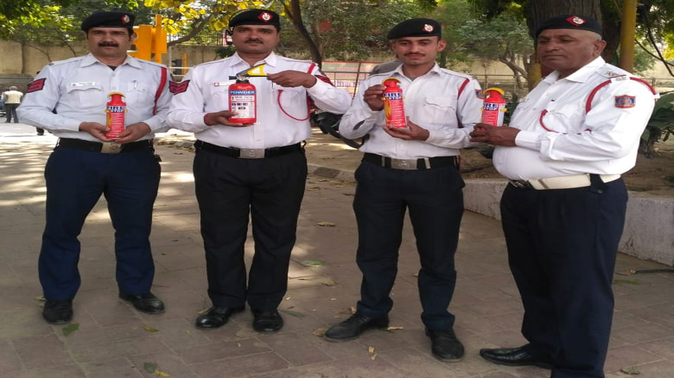 आग लगने पर कैसे करें फायर सेफ्टी का इस्तेमाल, पुलिस ने दिल्ली की सड़कों पर चलाया अभियान