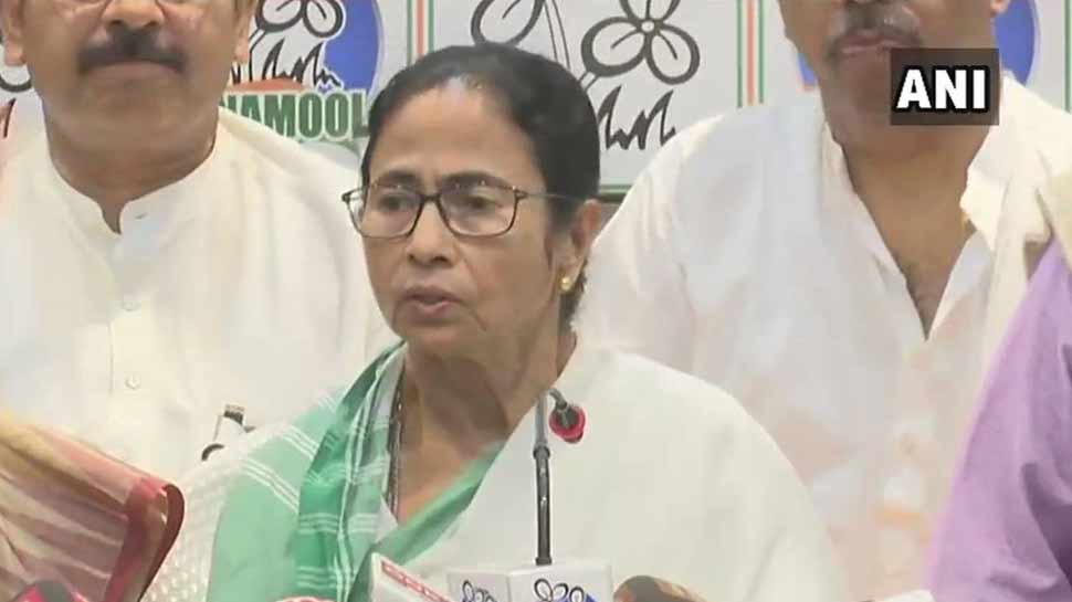 ममता बनर्जी ने किया उम्मीदवारों का एलान, TMC ने 40.5 फीसदी महिलाओं को दिया टिकट ममता बनर्जी ने किया उम्मीदवारों का एलान, TMC ने 40.5 फीसदी महिलाओं को दिया टिकट