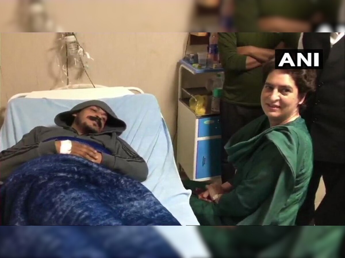 प्रियंका बुधवार शाम अचानक मेरठ के एक निजी अस्पताल में भर्ती भीम आर्मी के प्रमुख चंद्रशेखर से मिलने पहुंची थीं. (फाइल फोटो)