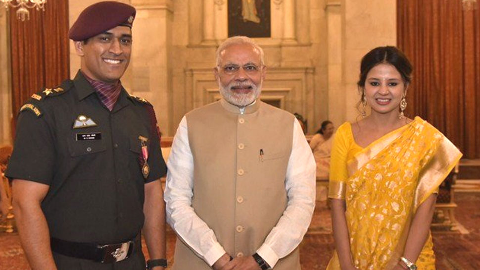 लोकसभा चुनाव से पहले पीएम मोदी ने किया Tweet, धोनी और विराट से की ये अपील लोकसभा चुनाव से पहले पीएम मोदी ने किया Tweet, धोनी और विराट से की ये अपील