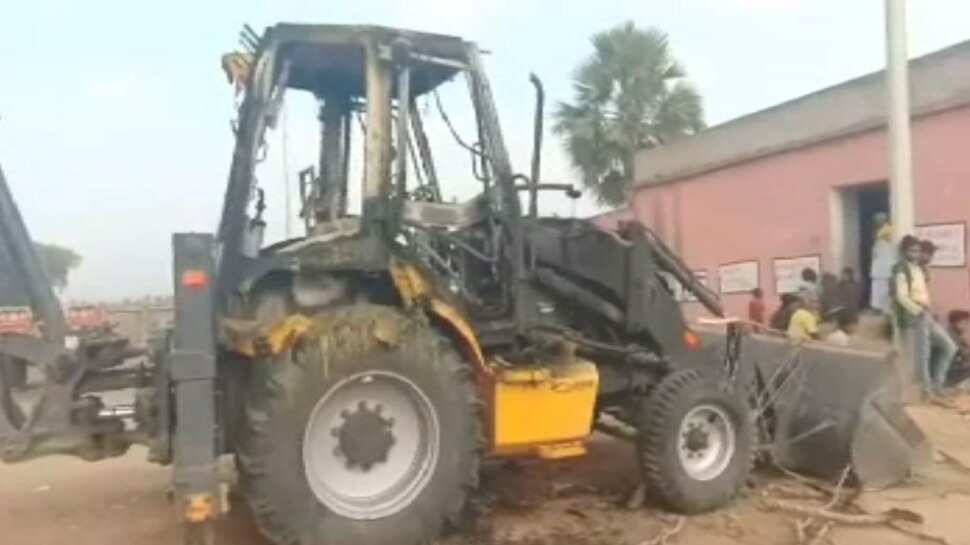 बिहार : नक्सलियों ने सड़क निर्माण कार्य में लगी 2 जेसीबी मशीनें फूंकी