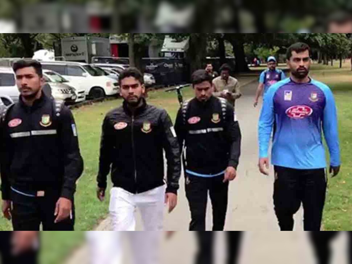 क्राइस्टचर्च में आतंकी हमले के बाद वहां से सुरक्षित स्थानों में जाते बांग्लादेशी क्रिकेटर. (फोटो: वीडियो ग्रैब) 