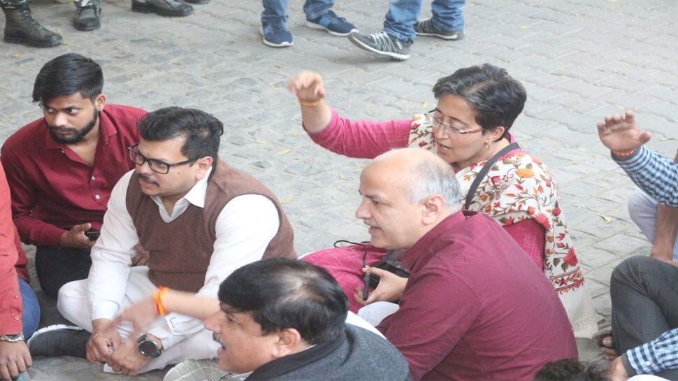 कॉल सेंटर मामले में पुलिस छापेमारी नहीं थमने पर चुनाव आयोग के बाहर धरने पर बैठे AAP नेता