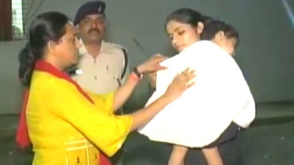 2 वर्षीय बच्ची को लेकर देर रात खुडैल थाने पहुंची Khudaul police station reached with 2-year-old girl