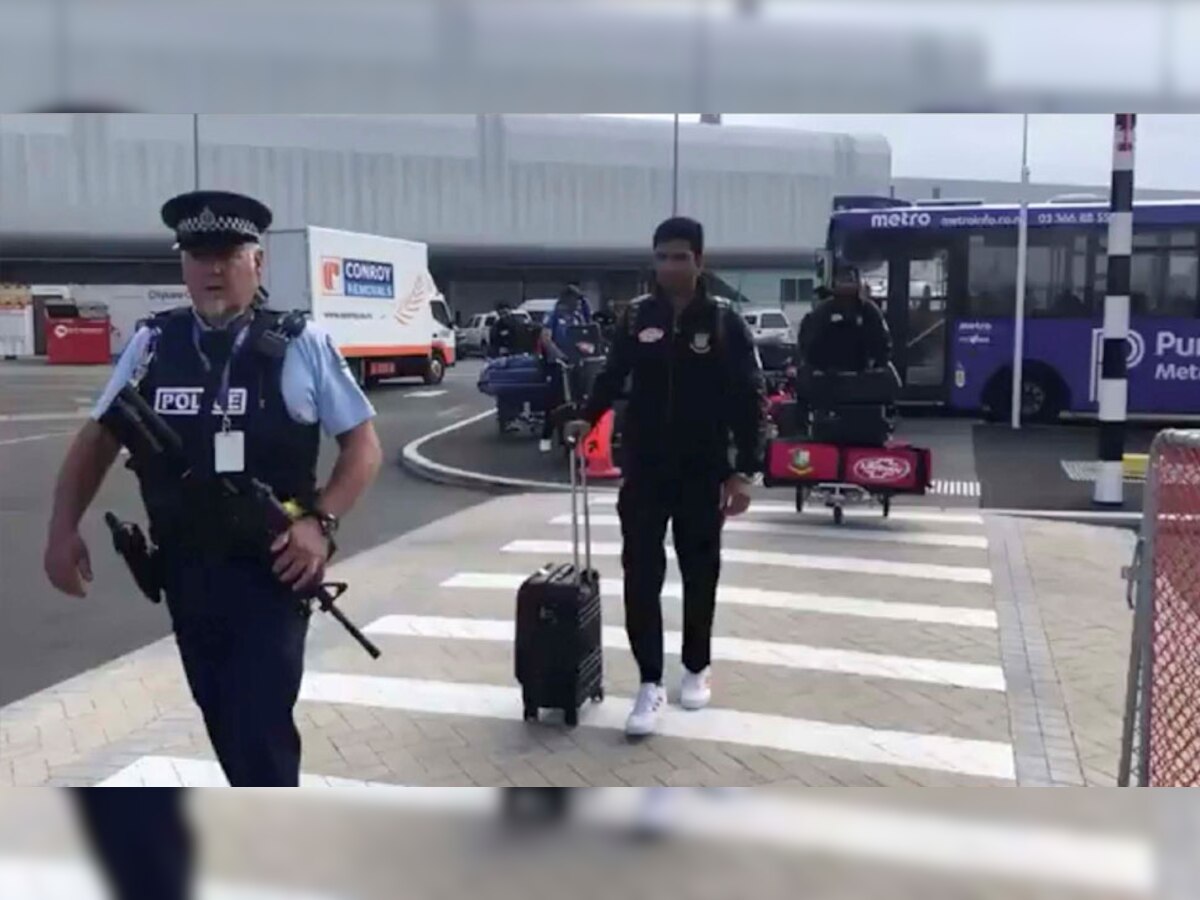 एयरपोर्ट पर पुलिस के पहरे में अपना सामान ले जाते क्रिकेटर. (फोटो: Reuters)
