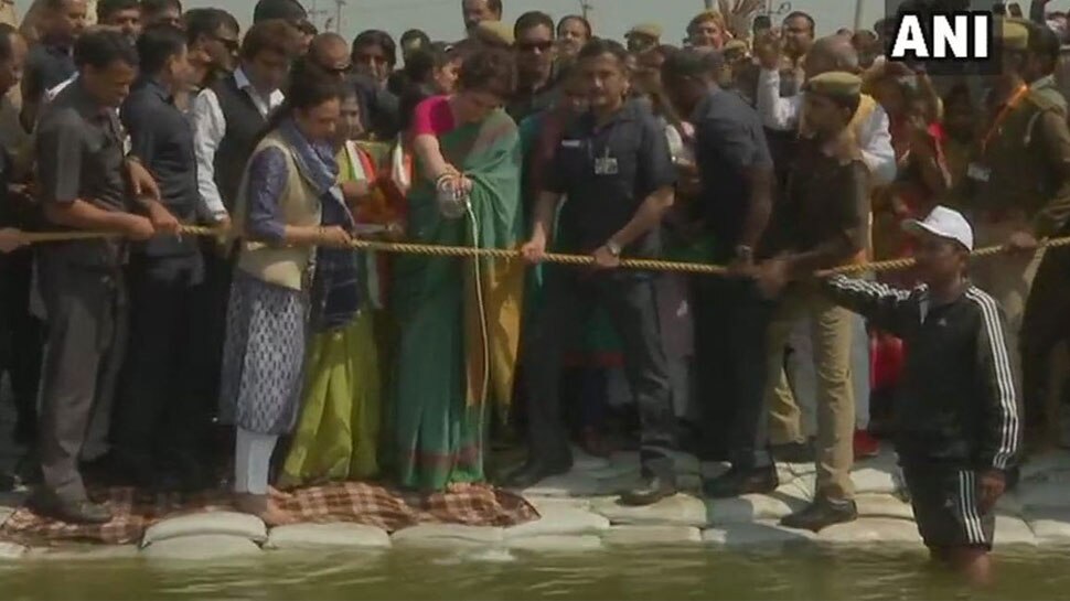 प्रयागराज: प्रियंका गांधी ने गंगा यात्रा से पहले संगम में की पूजा, बड़े हनुमान मंदिर भी गईं