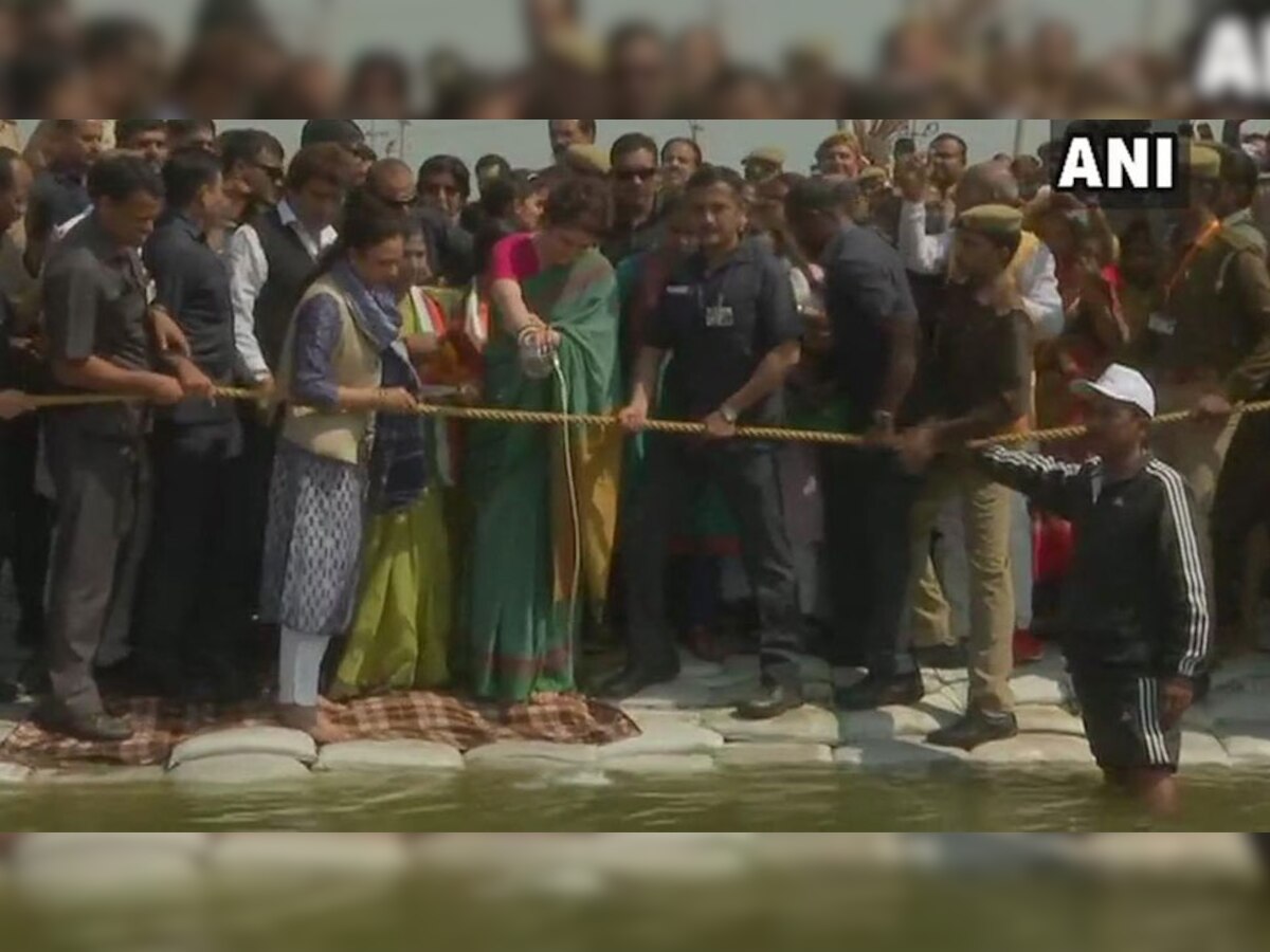 प्रियंका ने की पूजा अर्चना. फोटो ANI 