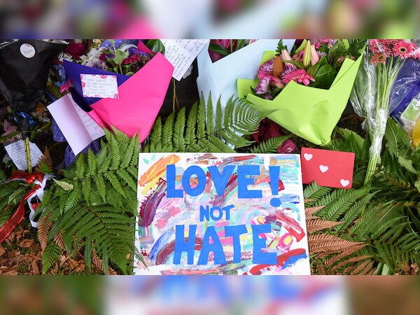 न्यूजीलैंड में बड़ी संख्या में लोग आतंकी हलमे में पीड़ितों को फूल और कार्ड दे कर श्रद्धांजलि दे रहे हैं.  (फोटो: IANS)