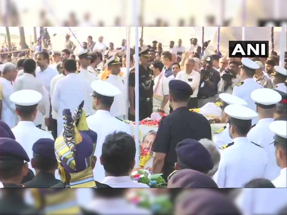 अंति‍म संस्‍कार के लिए मनोहर प‍र्रि‍कर की पार्थ‍िव देह एसएजी ग्राउंड पर शाम 6 बजे लाया गया. फोटो : एएनआई