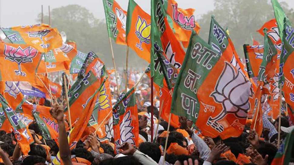 जबरन झंडा उतारने की घटनाओं के खिलाफ BJP ने की चुनाव आयोग से शिकायत जबरन झंडा उतारने की घटनाओं के खिलाफ BJP ने की चुनाव आयोग से शिकायत