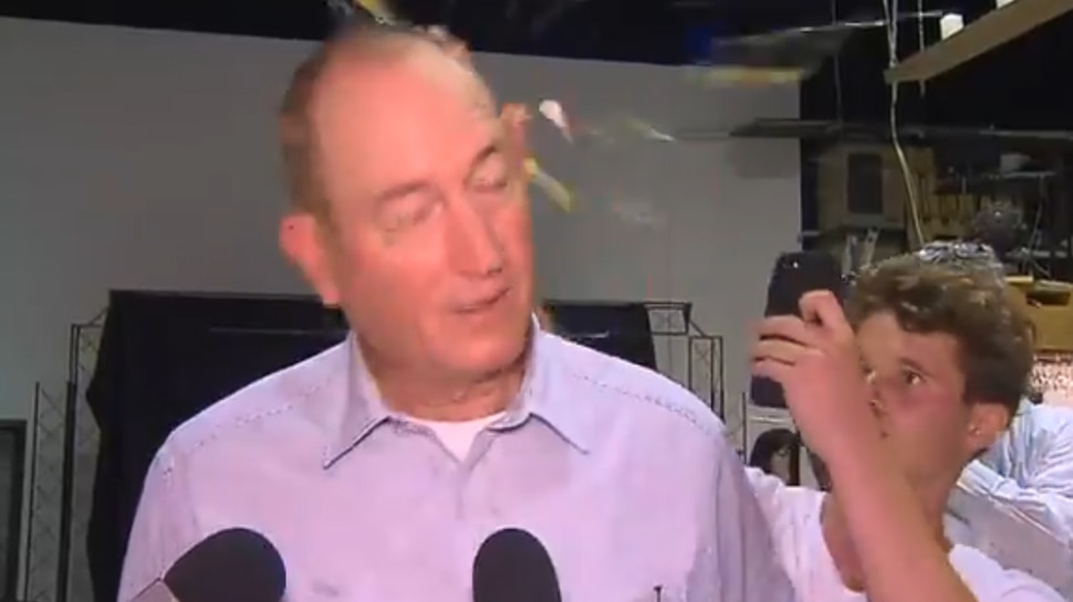 Video: ऑस्ट्रे्लियाई सीनेटर ने की मुस्लिमों के खिलाफ टिप्पणी, तो किशोर ने फोड़ दिया सिर पर अंडा