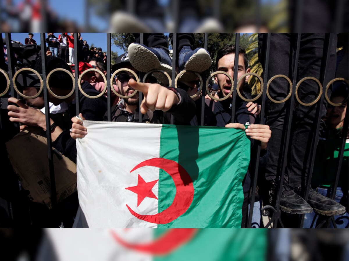  राष्ट्रपति के खिलाफ विरोध प्रदर्शन से अल्जीरिया में हालात नाजुक हो गए हैं.  (फोटो: Reuters)