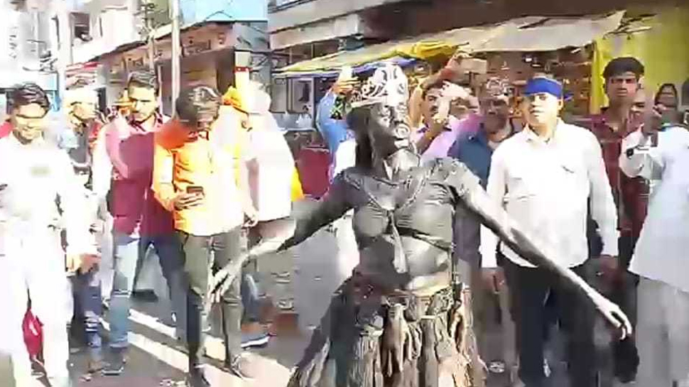 उज्जैनः शिव-पार्वती के रिसेप्शन पर पूरे शहर को न्यौता, बारात में जमकर नाचे भूत-पिशाच और भक्त