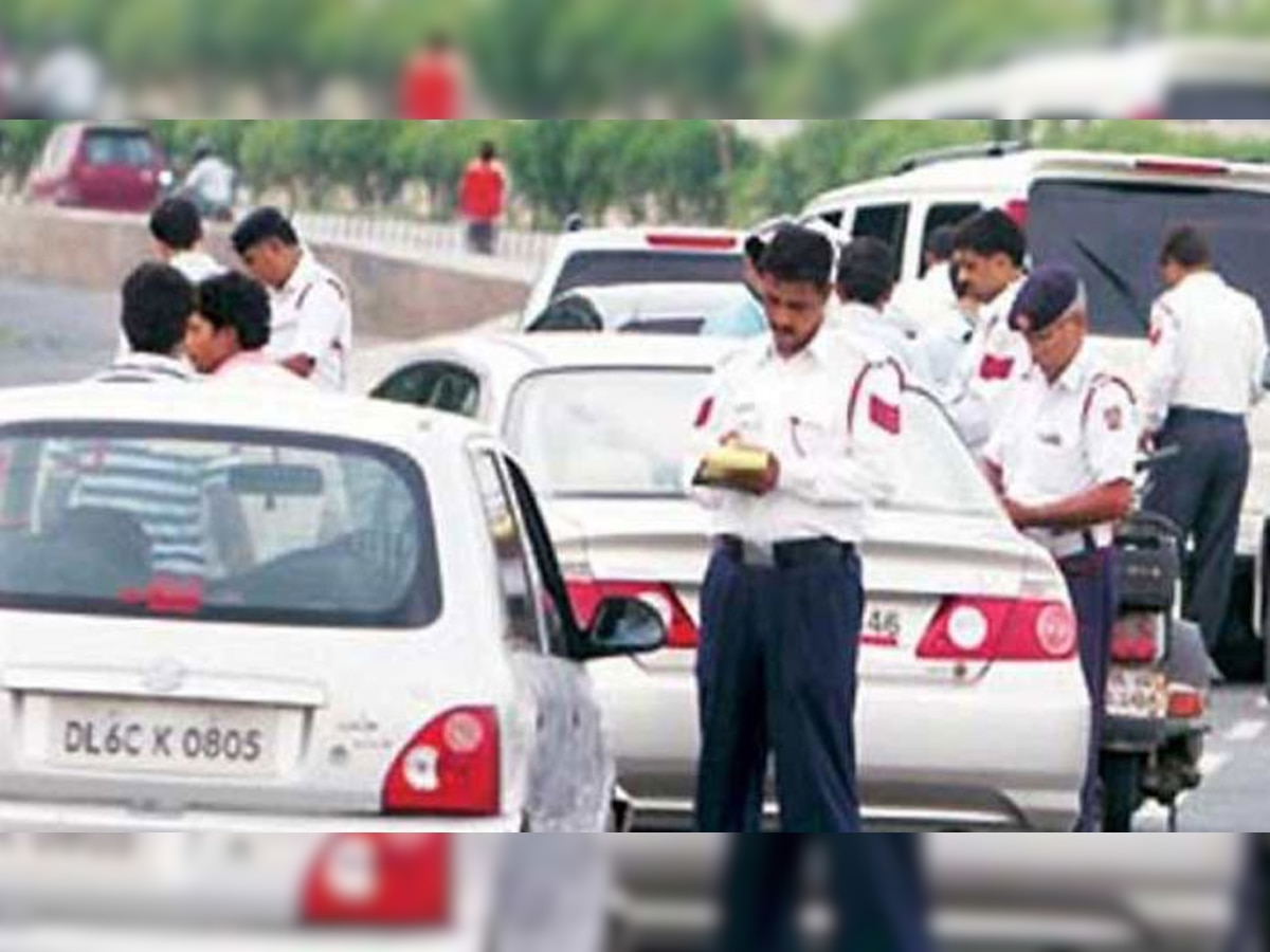 यातायात नियमों का उल्‍लंघन करने वाले वाहन चालकों की धरपकड़ के लिए ट्रैफिक पुलिस दिल्‍ली की सभी प्रमुख सड़कों पर स्‍पेशल टीमें तैनात करेगी. (फाइल फोटो)