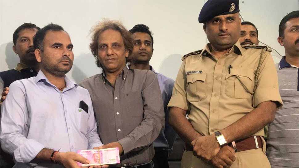 शख्स ने पेश की ईमानदारी की मिसाल, कचरे के पास मिले 10 लाख रुपए लौटाए, बना लखपति