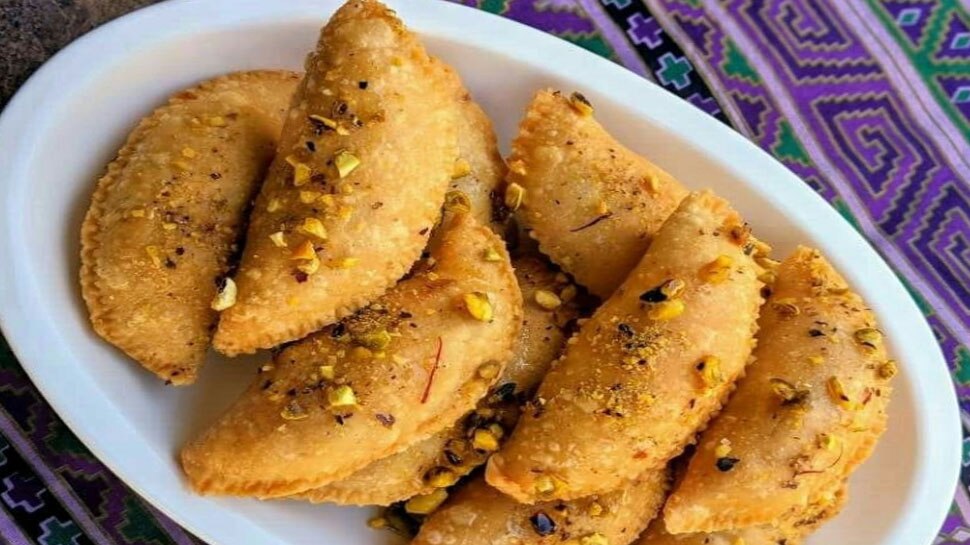 होली की गुजियों की मिठास कम न कर दें मिलावट, ऐसे घर में ही लगाएं पता