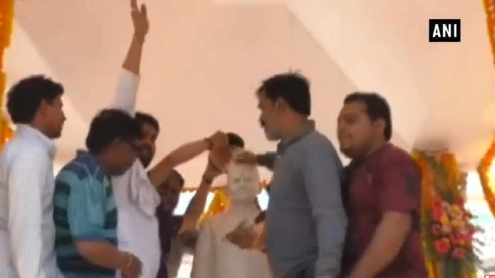 VIDEO: प्रियंका ने दी पूर्व पीएम शास्त्री को श्रद्धांजलि, BJP कार्यकर्ताओं ने गंगाजल से धोई प्रतिमा VIDEO: प्रियंका ने दी पूर्व पीएम शास्त्री को श्रद्धांजलि, BJP कार्यकर्ताओं ने गंगाजल से धोई प्रतिमा
