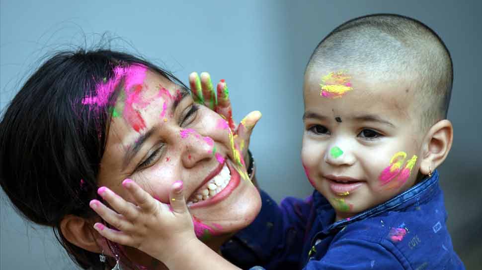 देशभर में होली की धूम, हर तरफ दिख रहे केवल रंग ही रंग