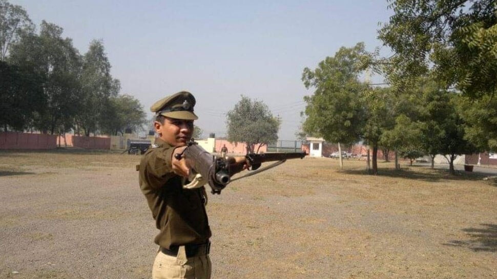 दिल्ली: होली पर गुब्बारे फेंकने से रोका, तो हुड़दंगियों ने पुलिसकर्मी पर चाकू से किया वार, फिर...