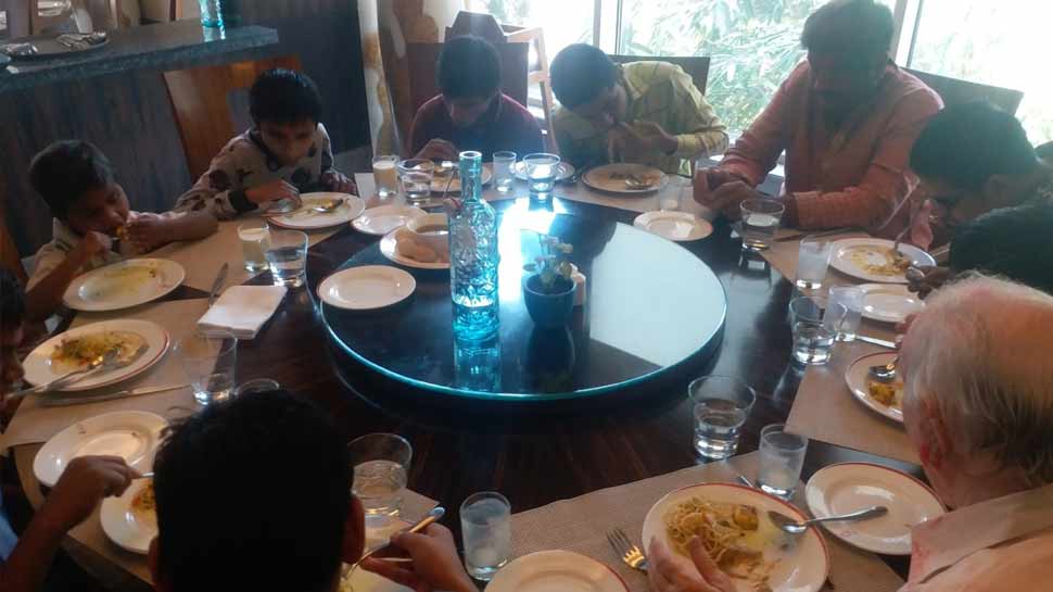 इंदौर के MLA ने दिव्यांग बच्चों को 5 स्टार होटल में खाना खिलाकर मनाई होली