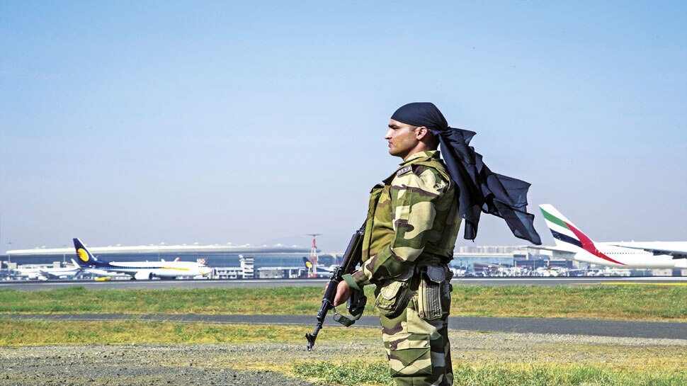 दिल्ली एयरपोर्ट: अमेरिकी नागरिक को CISF ने किया गिरफ्तार, बैग से मिला फर्जी पासपोर्ट