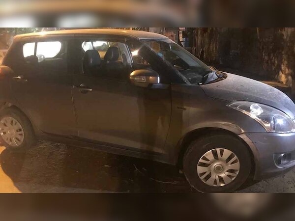 पुलिस ने सडक़ किनारे लावारिस हालत में खड़ी कार को जब्त कर लिया है.