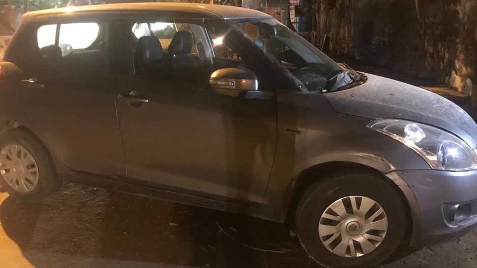 पुलिस ने सडक़ किनारे लावारिस हालत में खड़ी कार को जब्त कर लिया है. पुलिस ने सडक़ किनारे लावारिस हालत में खड़ी कार को जब्त कर लिया है.