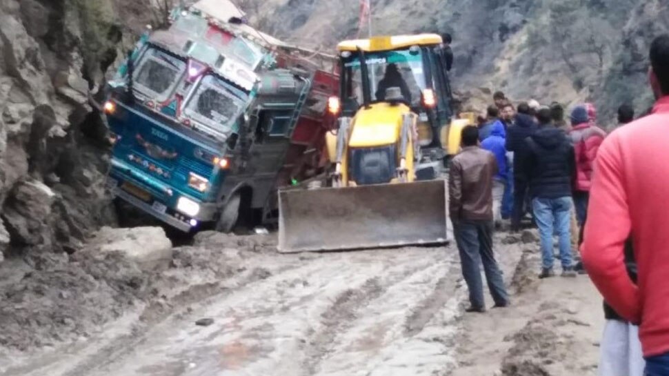 जम्मू-कश्मीर : डोडा में भूस्खलन की चपेट में आया ट्रक, दो लोगों की मौत