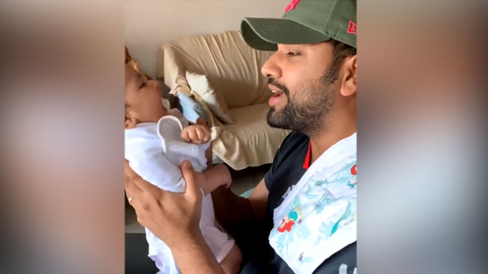 IPL मैच से पहले रोहित शर्मा ने बेटी को सुनाया 'असली हिप हॉप', वायरल हुआ ये VIDEO IPL मैच से पहले रोहित शर्मा ने बेटी को सुनाया 'असली हिप हॉप', वायरल हुआ ये VIDEO