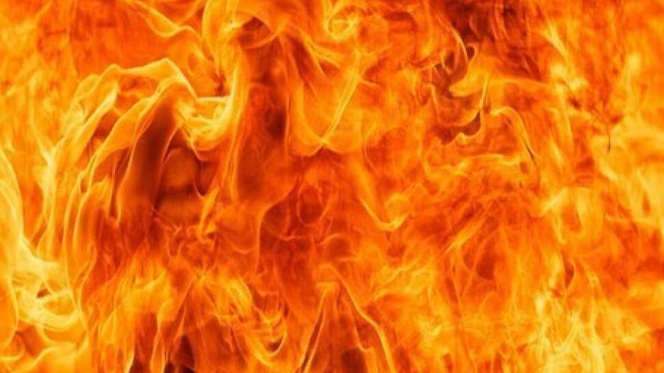 अलवर: राजगढ़ के जयपुर विद्युत वितरण निगम कार्यालय में अज्ञात कारणों से लगी आग