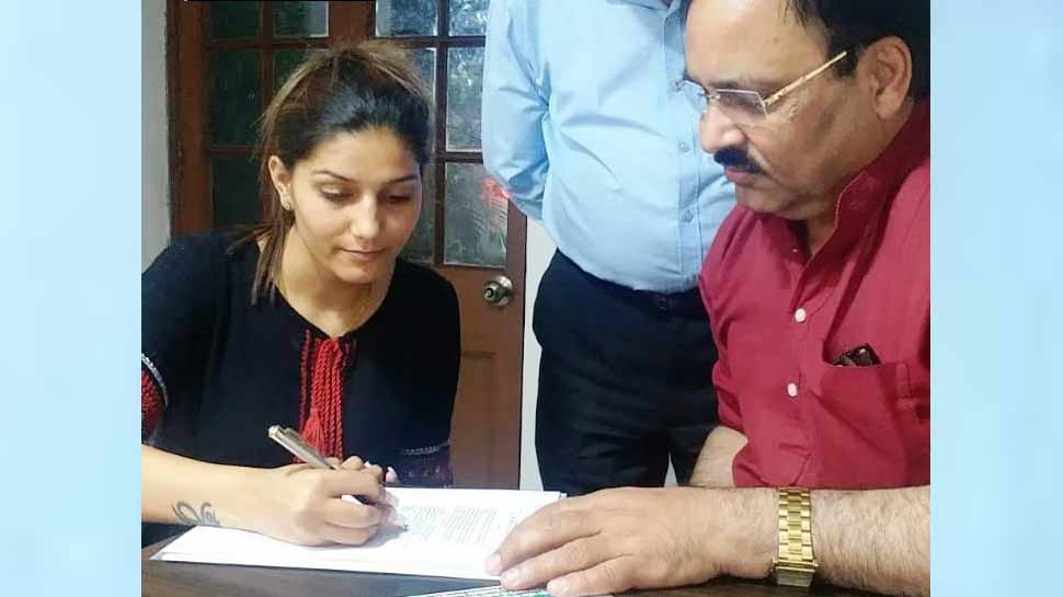 सपना चौधरी के इनकार पर कांग्रेस ने दिखाए सबूत, कहा- खुद आकर भरा था फॉर्म