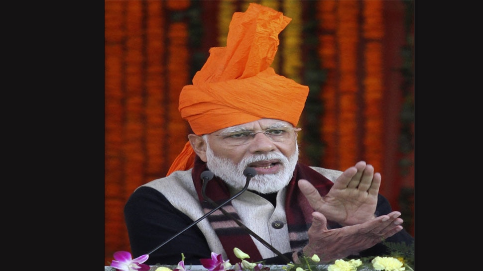 मंच पर जैसे ही लिया मंत्री का नाम, लोगों ने किया विरोध, कहा- यहां सिर्फ PM मोदी का नाम लें