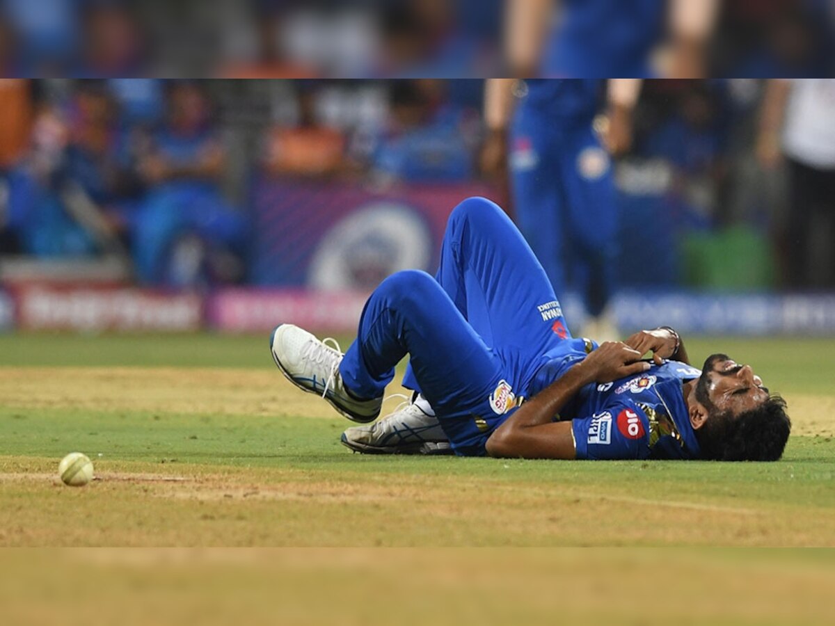 जसप्रीत बुमराह दिल्ली की पारी की आखिरी गेंद पर चोटिल हो गए.  (फोटो: IANS)