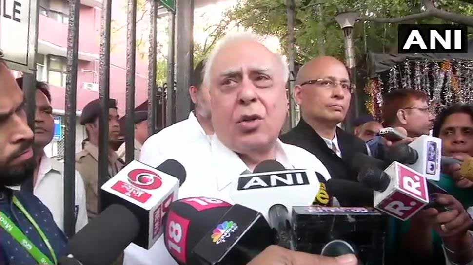 कांग्रेस ने उठाए पीएम मोदी की बायोपिक पर सवाल, सिब्बल बोले, 'ये आचार संहिता का उल्लंघन'