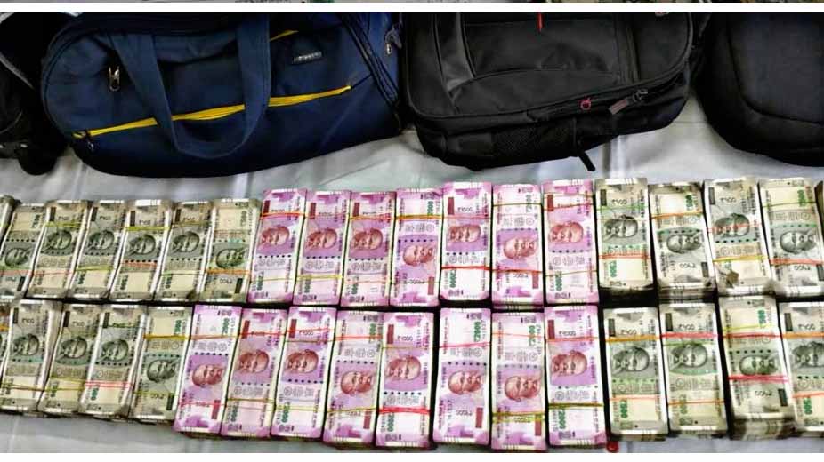 ट्रेन के एसी कोच में यात्री बनकर करते थे चोरी, डेढ़ महीने में उड़ाए 6 करोड़ रुपए