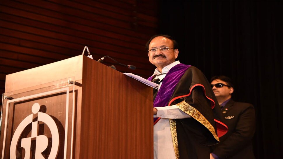 उपराष्ट्रपति ने महात्मा गांधी को दूरदृष्टि वाला बताया, बोले, 'उन्होंने दी थी कांग्रेस को भंग करने की सलाह'