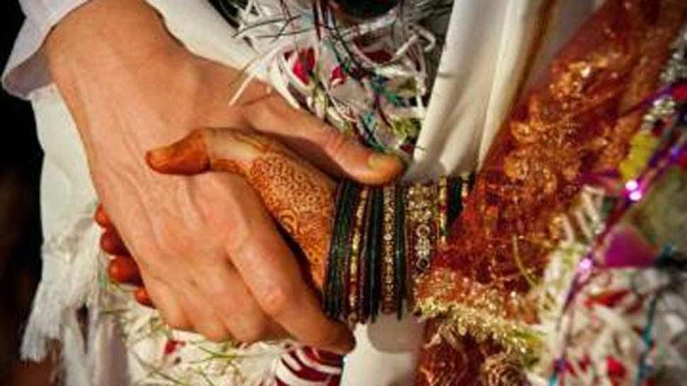 पाकिस्तान में हर महीने 25 से अधिक जबरन कराई जाती हैं हिंदू शादियां, रिपोर्ट का दावा पाकिस्तान में हर महीने 25 से अधिक जबरन कराई जाती हैं हिंदू शादियां, रिपोर्ट का दावा