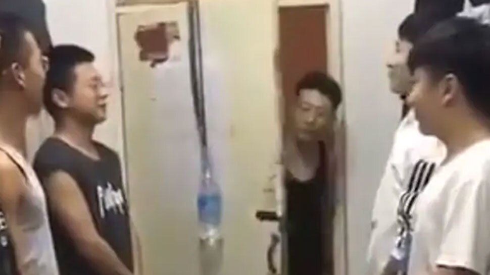 VIDEO: दरवाजा बंद करने के लिए स्टूडेंट्स ने किया ऐसा जुगाड़ जिसे देखकर आप भी कहेंगे, वाह!