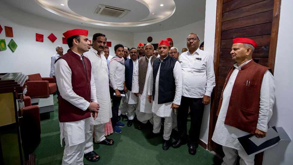 अखिलेश ने ट्वीट कर साधा निशाना कहा, 'अब बड़े-बुजुर्ग भी नहीं देंगे वोट, BJP अंदर से टूट गई है'