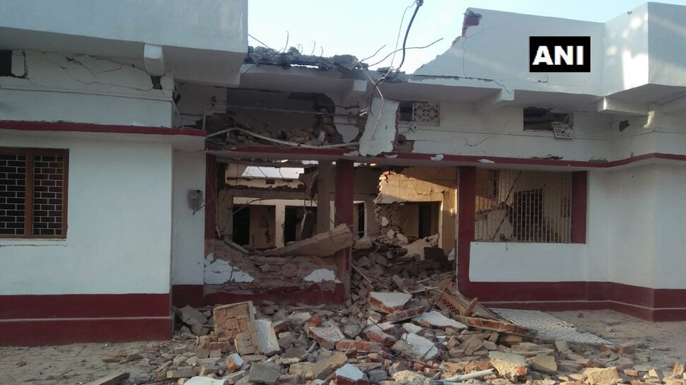 बिहार में नक्सलियों का तांडव, पूर्व MLC के घर को डायनामाइट से उड़ाया, गांव में पर्चे भी छोड़े