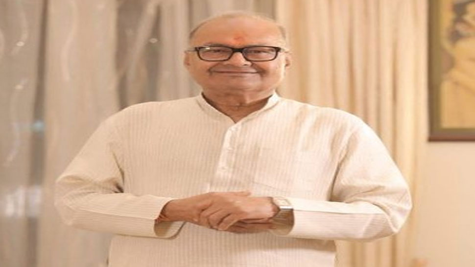 BJP नेता का विवादित बयान, 'दादाजी के कब्र पर जाने से प्रियंका को नहीं मिलते वोट' BJP नेता का विवादित बयान, 'दादाजी के कब्र पर जाने से प्रियंका को नहीं मिलते वोट'
