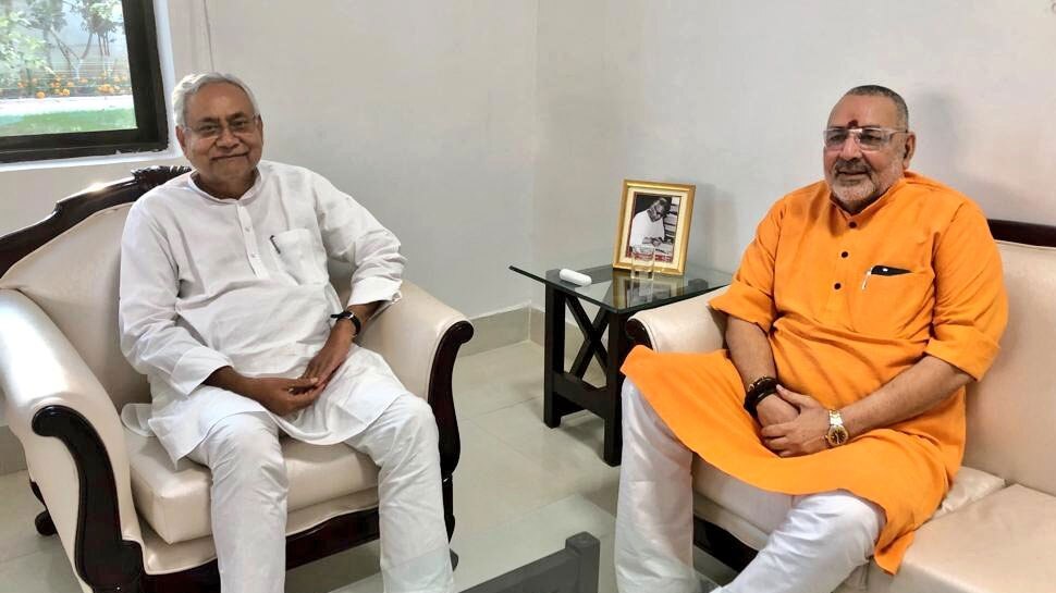 सीएम नीतीश कुमार से मिले गिरिराज सिंह, बेगूसराय आने का दिया न्योता